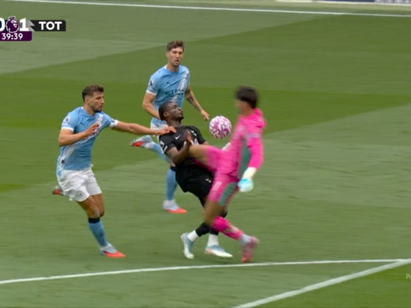 Trafford derriba fuera del área a Kudus en una jugada en la que debió ser expulsado.