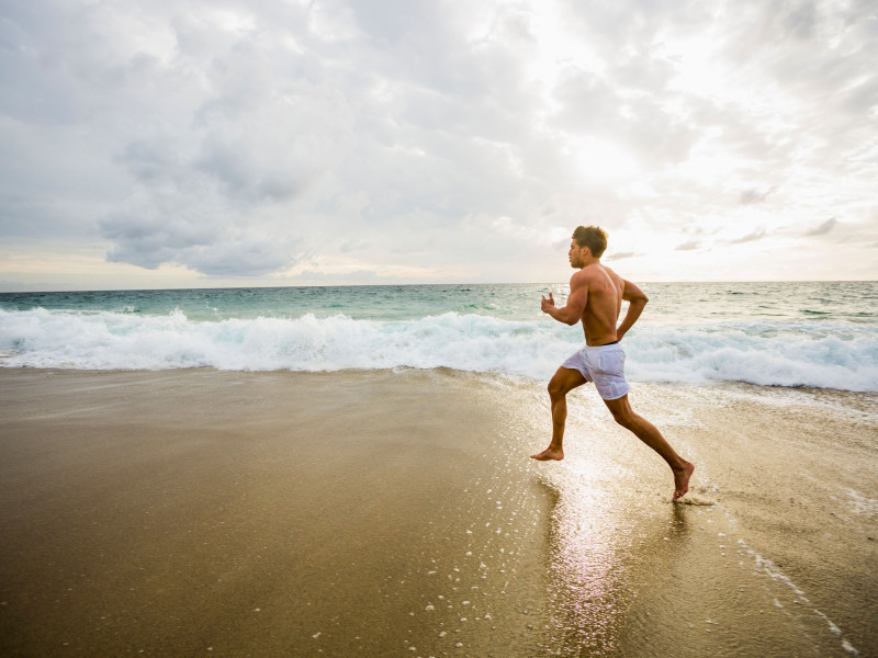 Un hombre corriendo por la playa