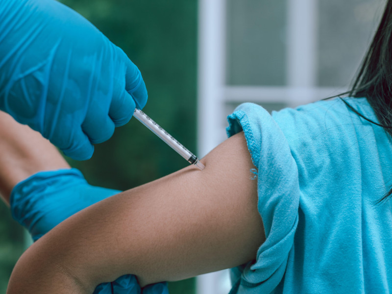 Una mujer recibe la vacuna del Coronavirus