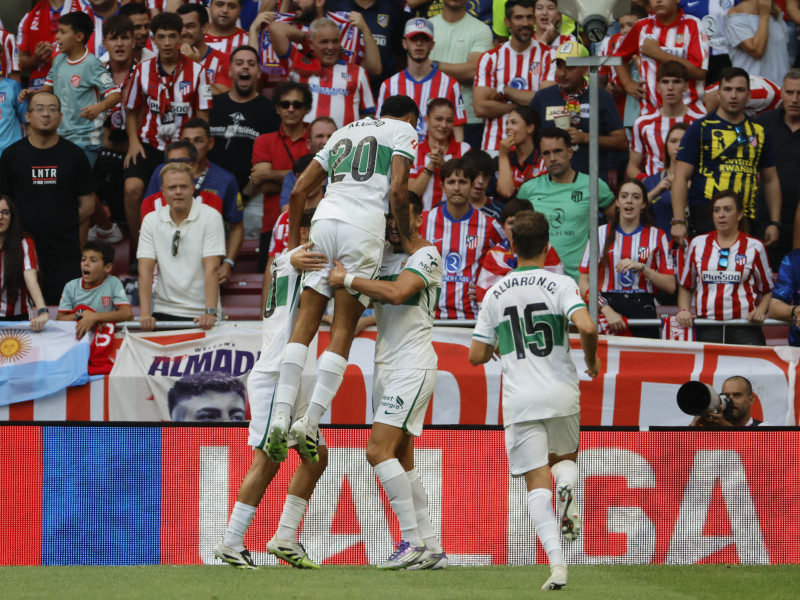 MADRID, 23/08/2025.- Los jugadores del Elche celebran el primer gol de su equipo durante el partido de fútbol de LaLiga EA Sports entre el Atlético de Madrid y el Elche, este sábado en el estadio Metropolitano de Madrid.