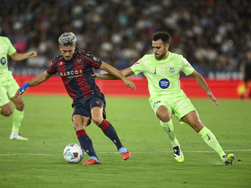 El centrocampista del Levante Pablo Martínez juega un balón ante Eric García (d), del Barcelona, durante el partido de LaLiga de fútbol que Levante UD y FC Barcelona disputan este sábado en el estadio Ciutat de Valencia.