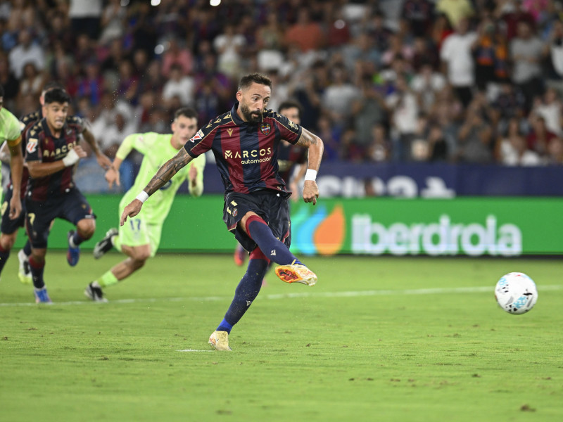VALENCIA, 23/08/2025.- El delantero del Levante José Luis Morales marca de penalti el segundo gol ante el Barcelona, durante el partido de LaLiga de fútbol que Levante UD y FC Barcelona disputan este sábado en el estadio Ciutat de Valencia. EFE/Andreu Esteban