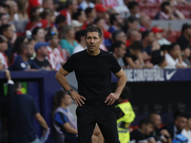 El entrenador del Atlético de Madrid, Diego Simeone, durante el partido de fútbol de LaLiga EA Sports que Atlético de Madrid y Elche CF disputan este sábado en el estadio Metropolitano.