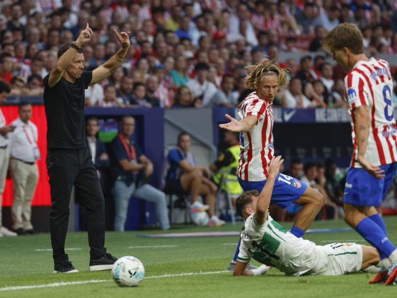El entrenador del Atlético, Diego Simeone (i), durante el partido de fútbol de LaLiga EA Sports que Atlético de Madrid y Elche CF disputan este sábado en el estadio Metropolitano.