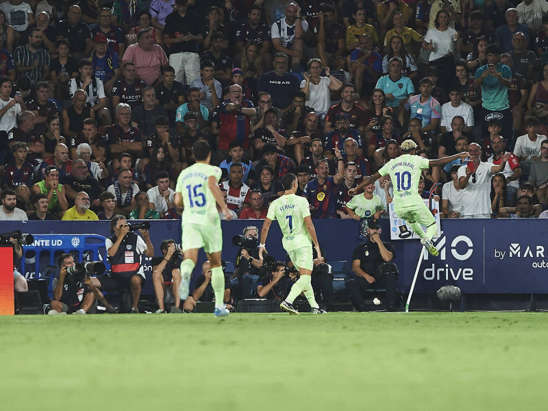 Lamine Yamal celebra el gol en propia del Levante