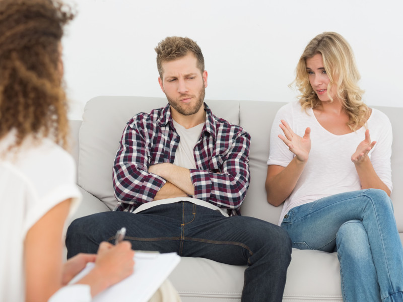Una pareja con su psicóloga en terapia