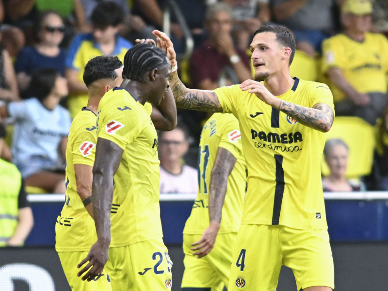 El defensa del Villarreal Rafa Marín (d) celebra el tercer gol de su equipo durante el partido de LaLiga entre el Villarreal y el Girona, este domingo en el estadio de la Cerámica. EFE/ Andreu Esteban