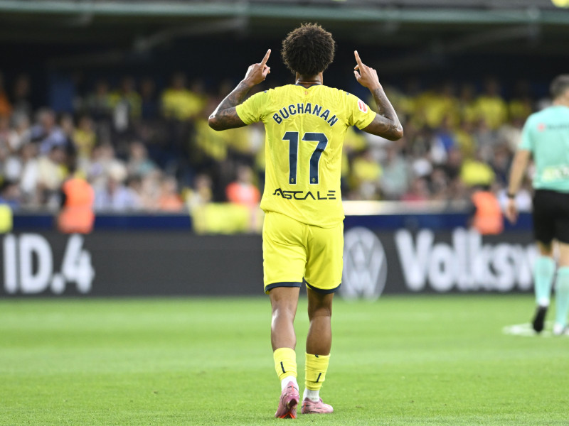El centrocampista canadiense del Villarreal Tachon Buchanan celebra el quinto gol de su equipo durante el partido de LaLiga entre el Villarreal y el Girona, este domingo en el estadio de la Cerámica. EFE/ Andreu Esteban