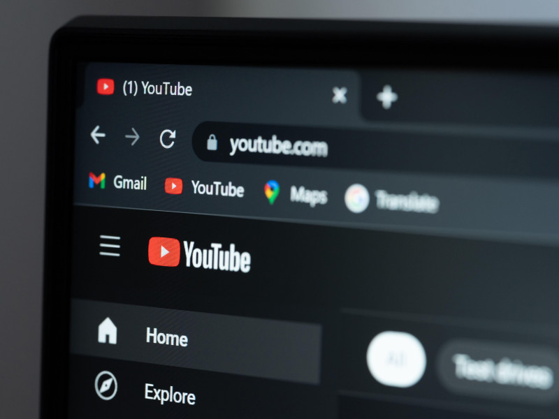 Menú de YouTube en la pantalla de un ordenador