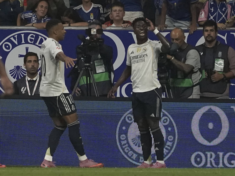 La polémica celebración de Vinicius con Mbappé tras el 0-2 del Real Madrid ante el Oviedo