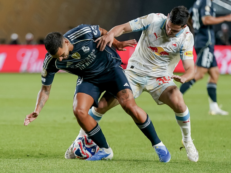 Dani Ceballos (L) of Real Madrid in action against Oscar Gloukh (R) of Salzburg during the FIFA Club World Cup 2025 match between FC Salzburg and Real Madrid in Philadelphia, Pennsylvania, USA, 26 June 2025. (Mundial de Fútbol, Filadelfia, Salzburgo) EFE/EPA/WILL OLIVER
