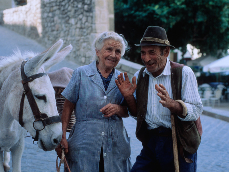 La vida en un pueblo andaluz: una pareja de jubilados con un burro comparte una historia intrigante