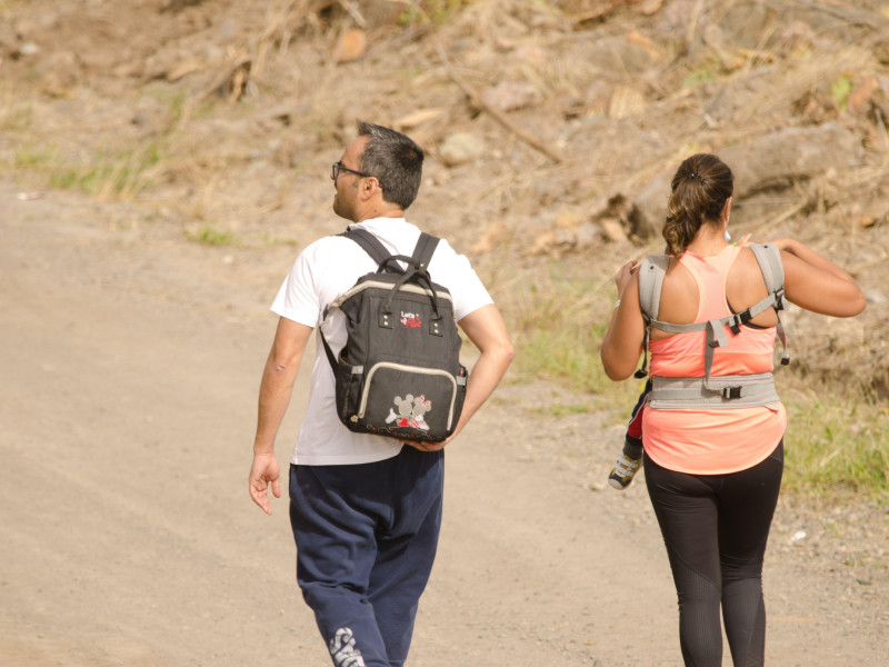 Pareja caminando por un camino de tierra en Las Palmas de Gran Canaria