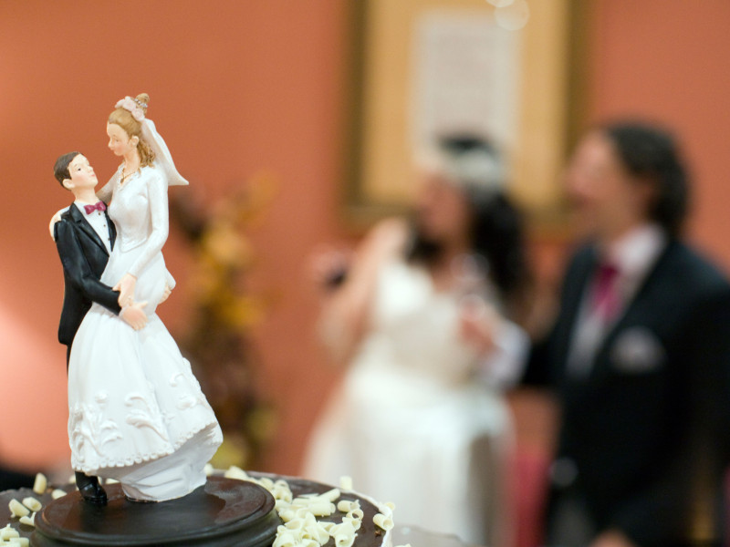Figuras de una novia y un novio en un pastel de bodas