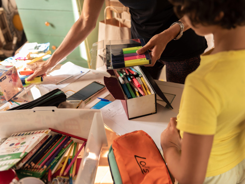 Una familia prepara el material escolar en su casa de Cangas