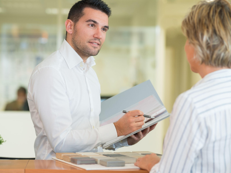 Empleado de oficina hablando con su jefe