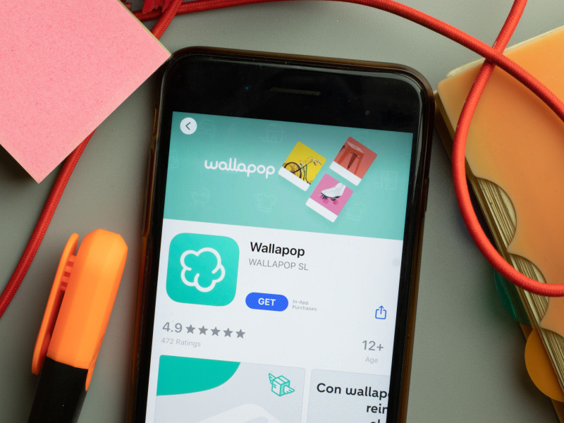 Logotipo de la aplicación de ropa de segunda mano Wallapop en la pantalla del teléfono