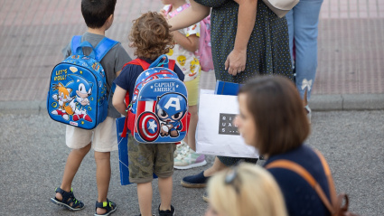 Dos niños el primer día de colegio en Madrid (España)