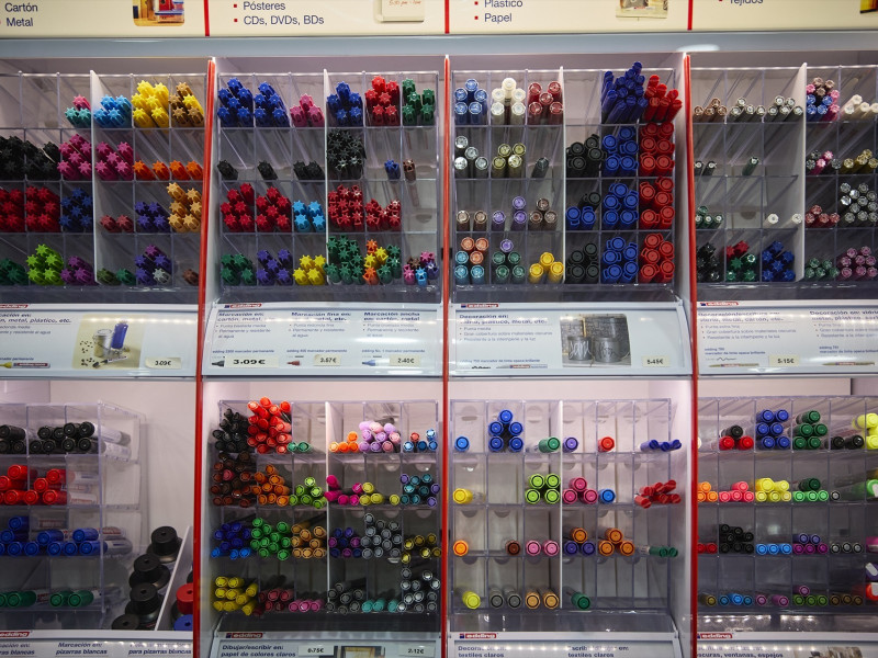 Bolígrafos de diferentes colores en una papelería