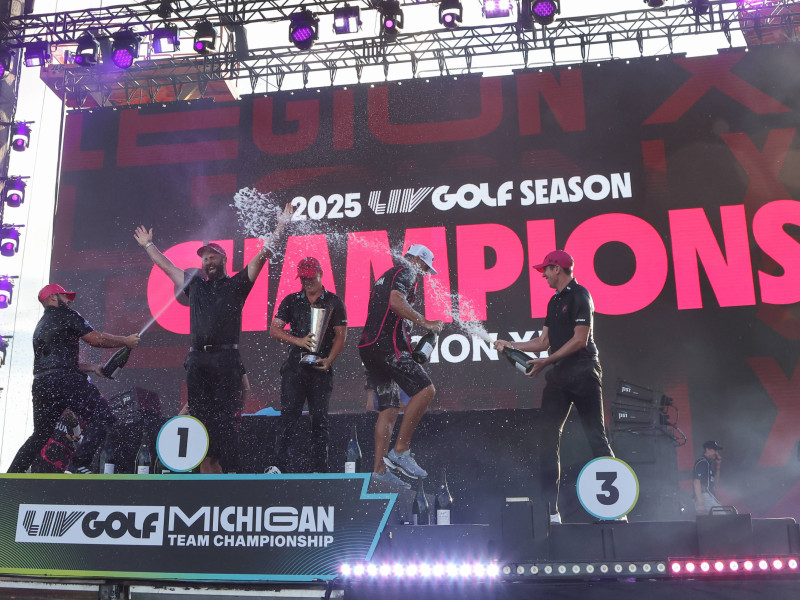 El equipo 'Legion XIII' capitaneado por Jon Rahm celebrando su victoria del LIV en USA