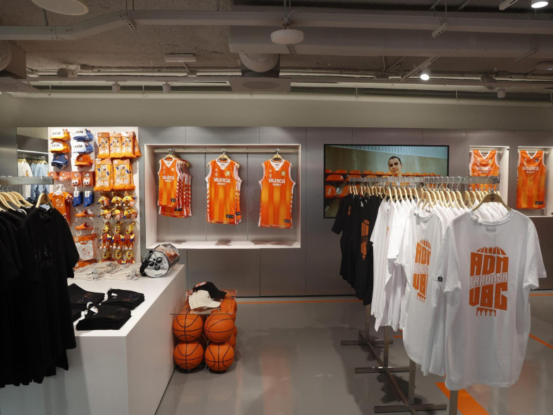 El interior de la tienda del Valencia Basket a los pies del Roig Arena