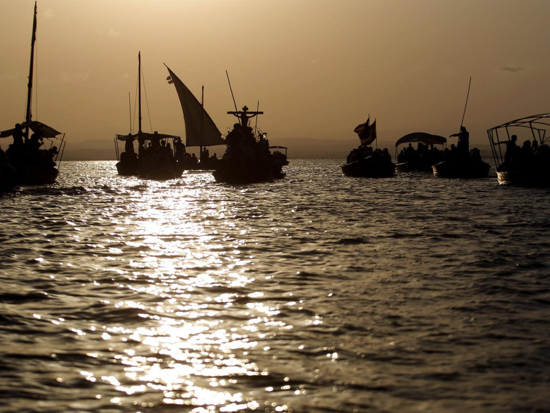 Varias embarcaciones participan en la romería del Cristo de la Salud, en El Palmar