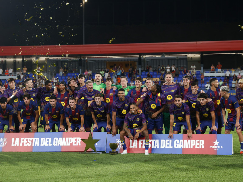 Los jugadores del FC Barcelona posan con la Copa tras el encuentro correspondiente a la 60.ª edición del Trofeo Joan Gamper que FC Barcelona y Como 1907 jugaron este domingo en el estadio Johan Cruyff de la localidad barcelonesa de Sant Joan Despi.