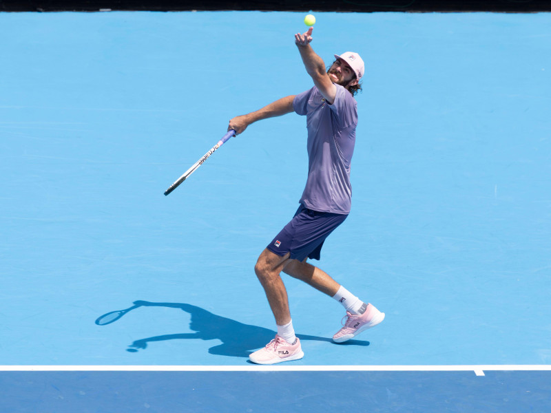 Reilly Opelka sacando contra Francisco Comesana en el Masters 1000 de Cincinnati
