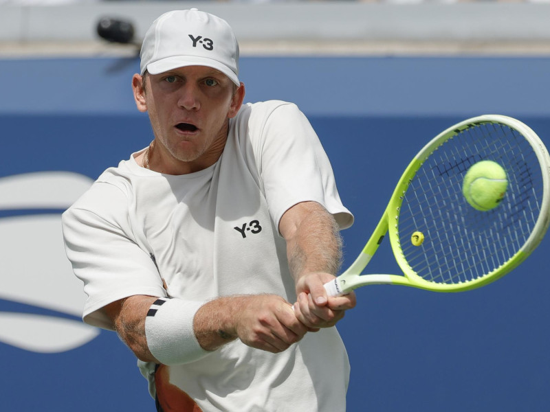Alejandro Davidovich Fokina de España en acción contra Alexander Shevchenko de Kazajstán durante la primera ronda del US Open