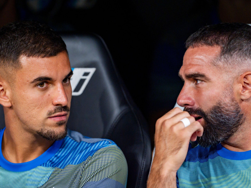 Daniel Carvajal del Real Madrid (D) habla con Dani Ceballos del Real Madrid (I) durante el partido de fútbol de LaLiga EA Sports entre el Real Madrid CF y el CA Osasuna en el Estadio Santiago Bernabéu.