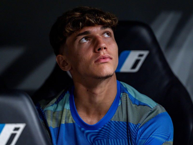Thiago Pitarch Pinar del Real Madrid se sienta en el banquillo durante el partido de fútbol de LaLiga EA Sports entre el Real Madrid CF y el CA Osasuna en el Estadio Santiago Bernabeu