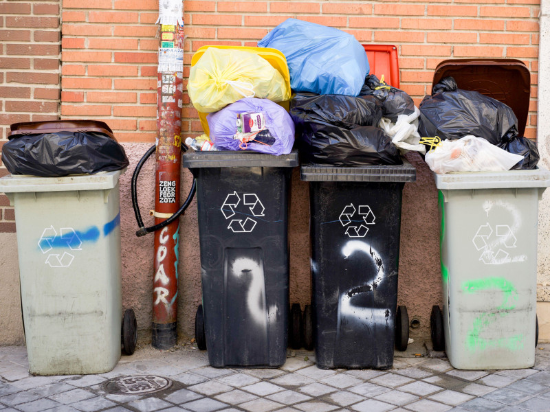 Montones de basura en la acera de Madrid