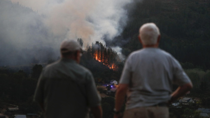 Vecinos de A Pobra do Brollón se enfrentan a las llamas de los incendios que asolan Galicia