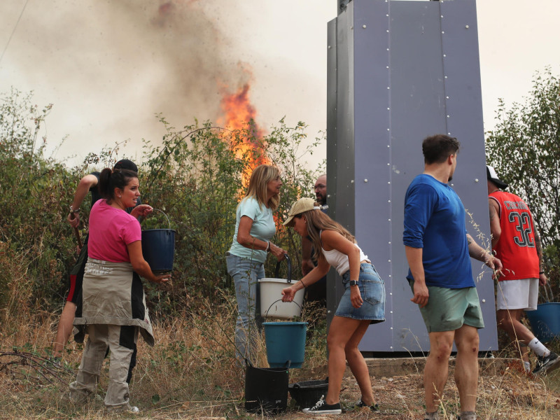 Vecinos de Molinaseca combaten las llamas de los incendios