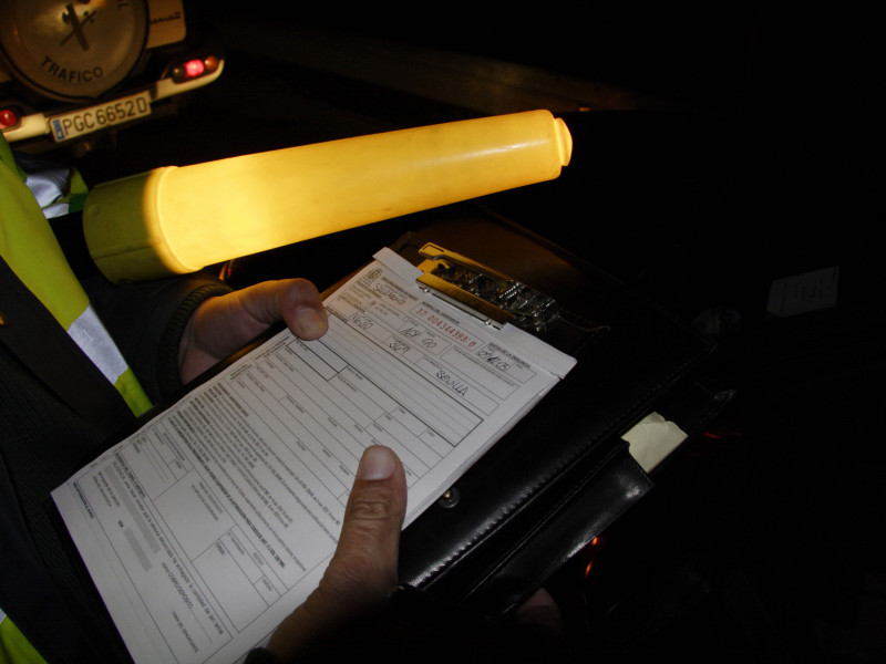 Guardia Civil de Tráfico emitiendo una multa por una infracción de tráfico en España