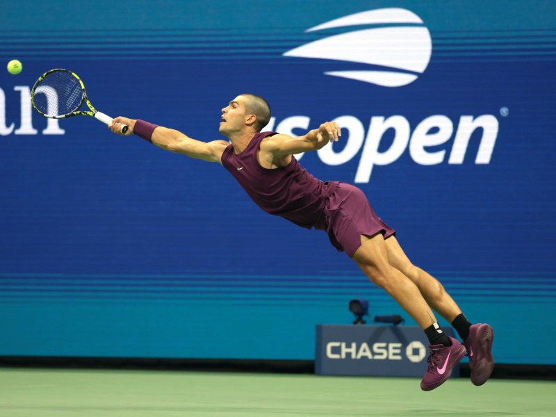 Carlos Alcaraz de España reacciona mientras juega contra Reilly Opelka de los EE. UU. durante la primera ronda del Campeonato Abierto de Tenis de los EE. UU. en el Centro Nacional de Tenis Billie Jean King de la USTA en Flushing Meadows.