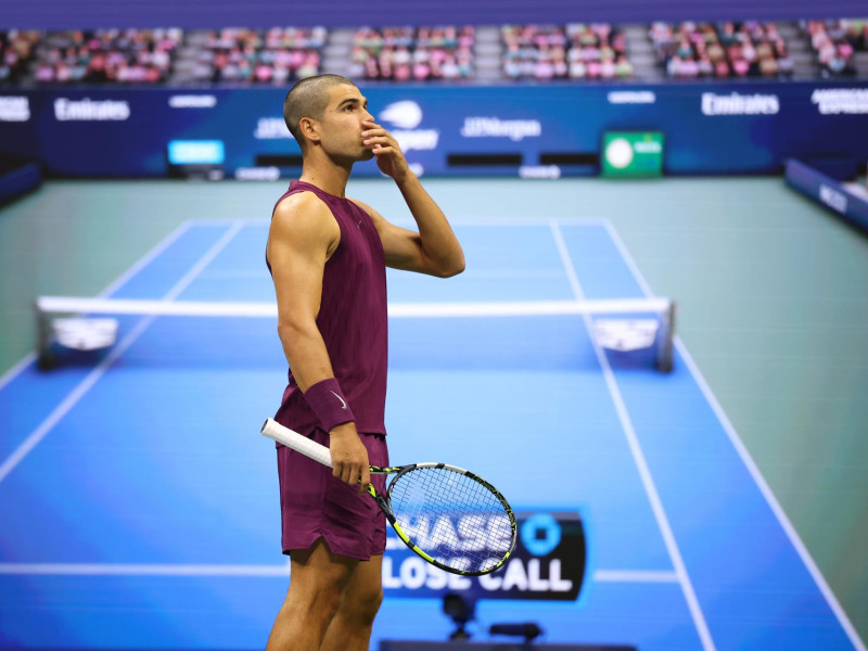 Carlos Alcaraz de España observa una repetición después de un punto contra Reilly Opelka de los EE. UU. durante la primera ronda del Campeonato Abierto de Tenis de los EE. UU. en el Centro Nacional de Tenis Billie Jean King de la USTA en Flushing Meadows.