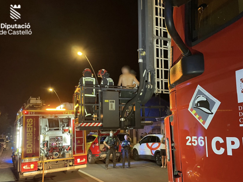 Las dos personas han sido rescatadas por los bomberos
