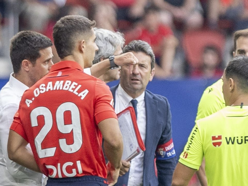 Asier Osambela antes de salir al campo de El Sadar en el Osasuna-Valencia