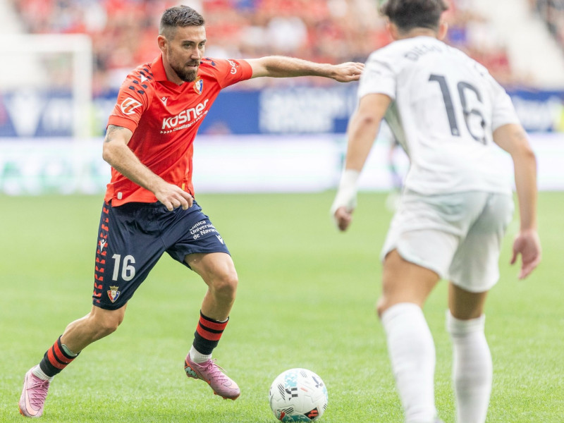 Moi Gómez en una acción del Osasuna - Valencia