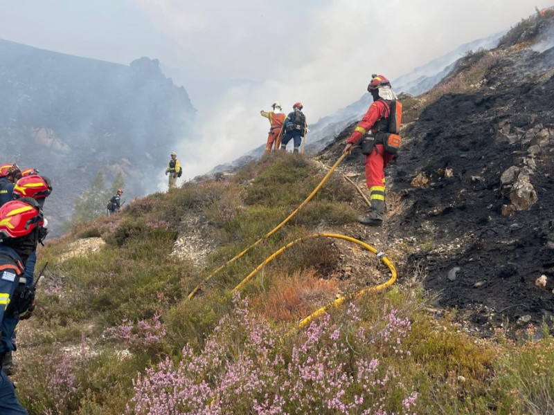Miembros de los servicios de extinción durante las tareas para apagar uno de los fuegos de Asturias
