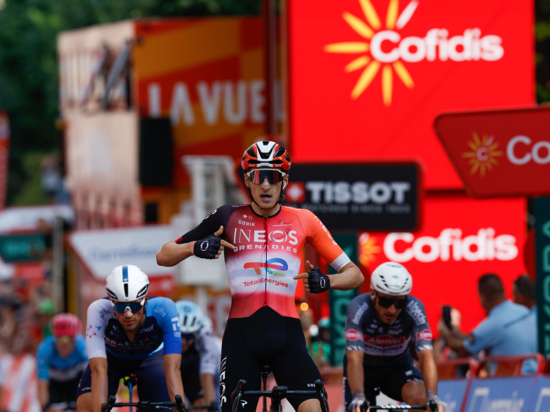 Ben Turner celebra su victoria en la cuarta etapa de la Vuelta Ciclista a España