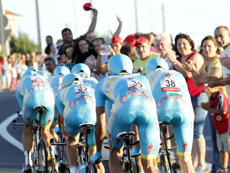 El equipo Astana en la crono de La Vuelta de 2013