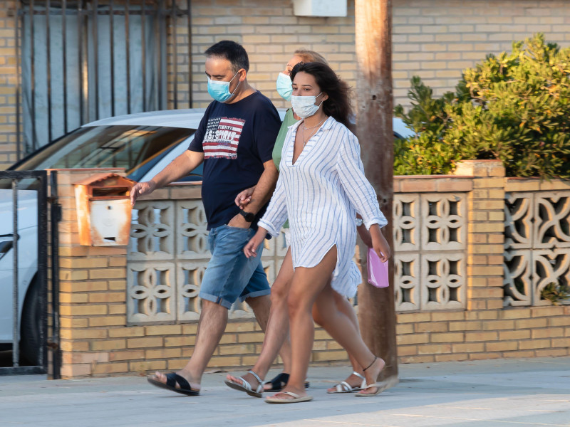 Dos personas utilizan mascarilla para caminar