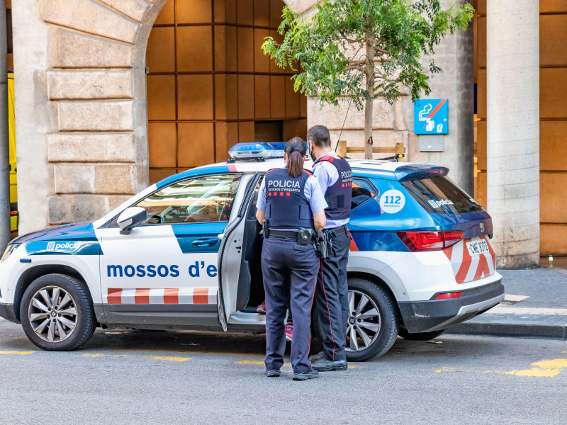 Dos agentes de los Mossos d'Esquadra