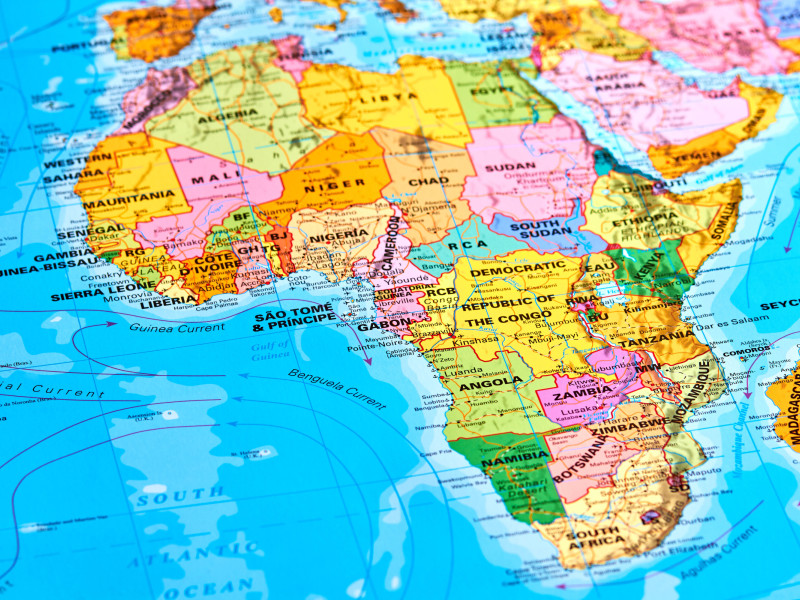 África aparece mucho más pequeña que territorios como Groenlandia o Alaska.