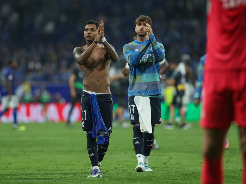 Rodrygo y Raúl Asencio del Real Madrid CF saludan a la afición tras el partido de fútbol de la Liga española, LaLiga EA Sports, disputado entre el Real Oviedo y el Real Madrid en el estadio Carlos Tartiere.