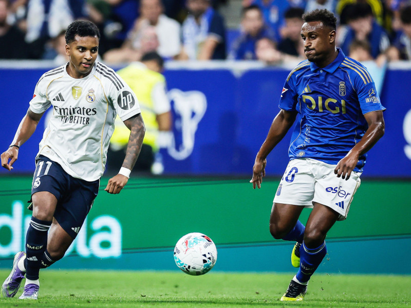 Rodrygo Goes del Real Madrid y Haissem Hassan del Real Oviedo durante el partido de fútbol de la liga española entre el Real Oviedo y el Real Madrid el 24 de agosto de 2025 en el estadio Carlos-Tartiere.