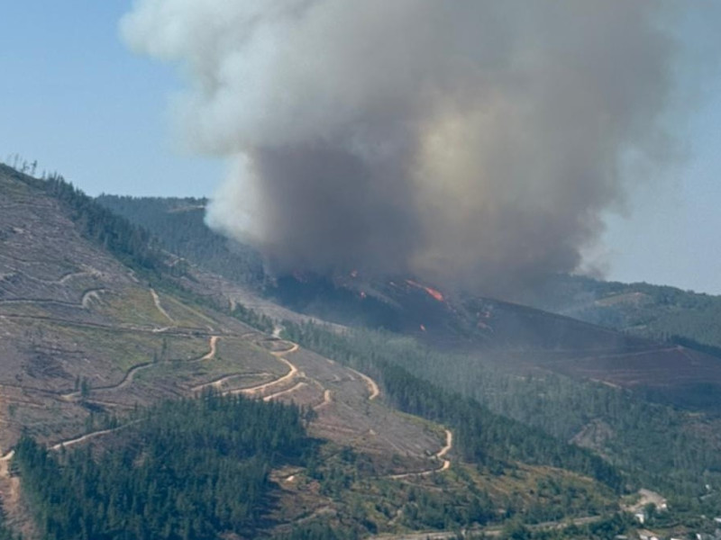 El incendio iniciado el lunes en A Pobra do Brollón afecta a varios puntos del municipio vecino de Quiroga