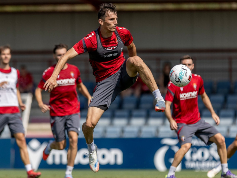 Ante Budimir en una acción del entrenamiento de Osasuna en Tajonar